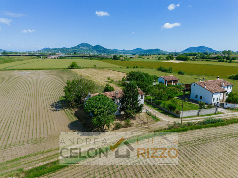 Tra le campagne silenziose di Prà D’Este, dove la natura scandisce ancora i ritmi della giornata,...