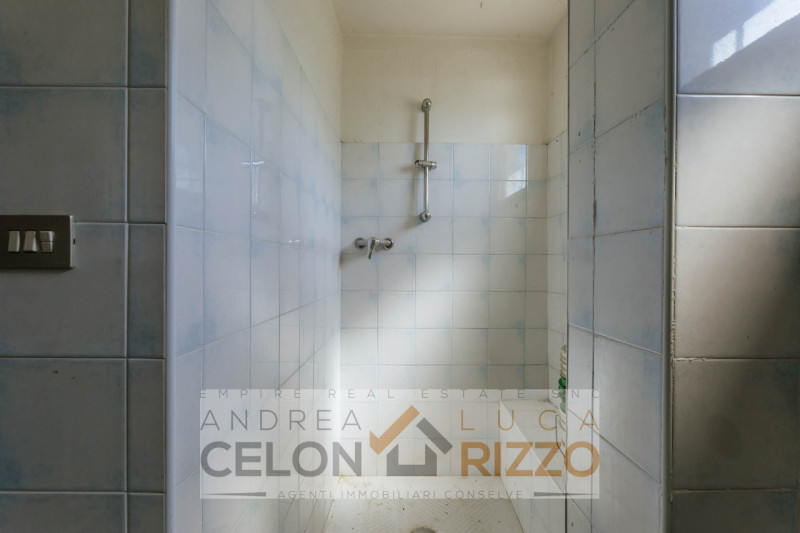 Tra le campagne silenziose di Prà D’Este, dove la natura scandisce ancora i ritmi della giornata,...