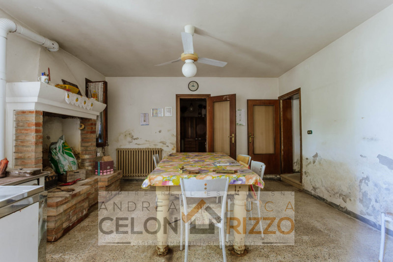 Tra le campagne silenziose di Prà D’Este, dove la natura scandisce ancora i ritmi della giornata,...