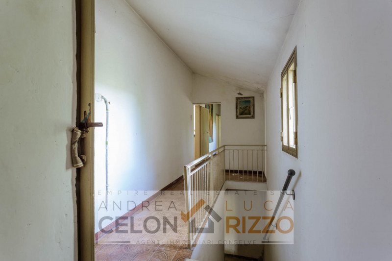 Tra le campagne silenziose di Prà D’Este, dove la natura scandisce ancora i ritmi della giornata,...