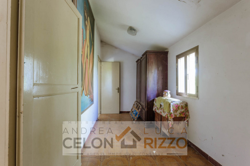 Tra le campagne silenziose di Prà D’Este, dove la natura scandisce ancora i ritmi della giornata,...