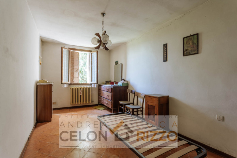 Tra le campagne silenziose di Prà D’Este, dove la natura scandisce ancora i ritmi della giornata,...