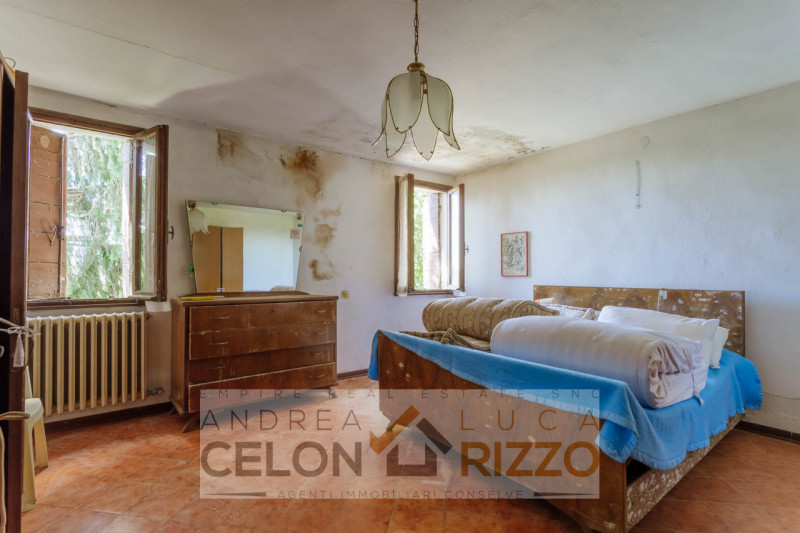 Tra le campagne silenziose di Prà D’Este, dove la natura scandisce ancora i ritmi della giornata,...