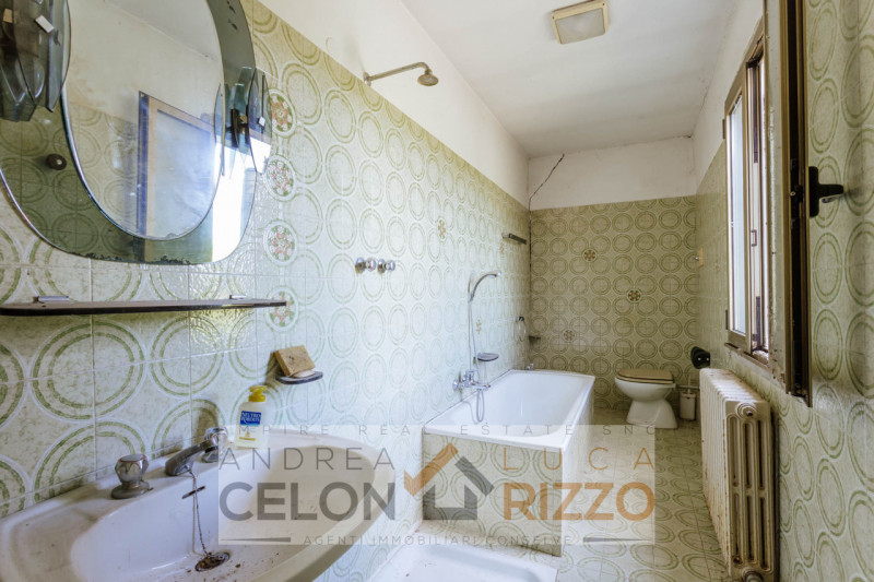 Tra le campagne silenziose di Prà D’Este, dove la natura scandisce ancora i ritmi della giornata,...