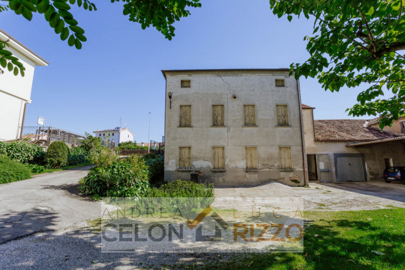Nel cuore di Bovolenta, proponiamo in vendita un affascinante palazzo risalente al 1800, una solu...