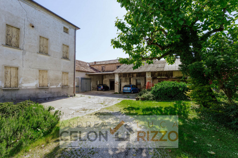 Nel cuore di Bovolenta, proponiamo in vendita un affascinante palazzo risalente al 1800, una solu...