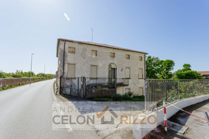 Nel cuore di Bovolenta, proponiamo in vendita un affascinante palazzo risalente al 1800, una solu...
