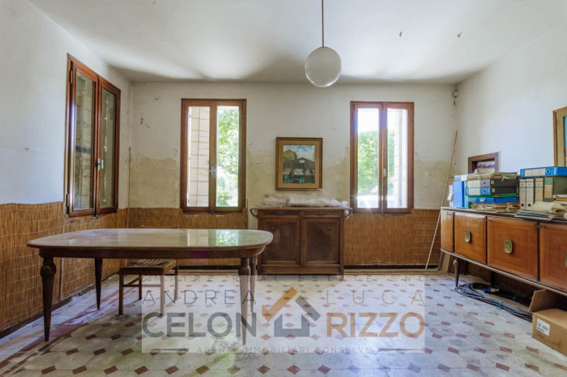 Nel cuore di Bovolenta, proponiamo in vendita un affascinante palazzo risalente al 1800, una solu...