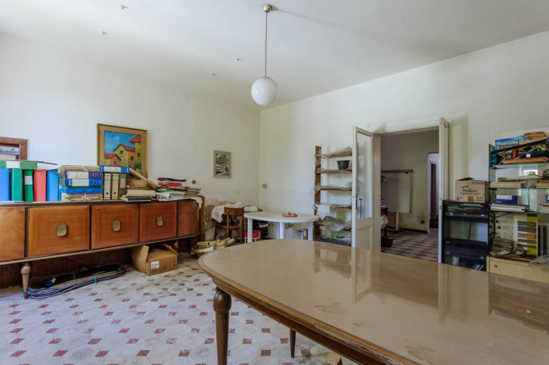 Nel cuore di Bovolenta, proponiamo in vendita un affascinante palazzo risalente al 1800, una solu...