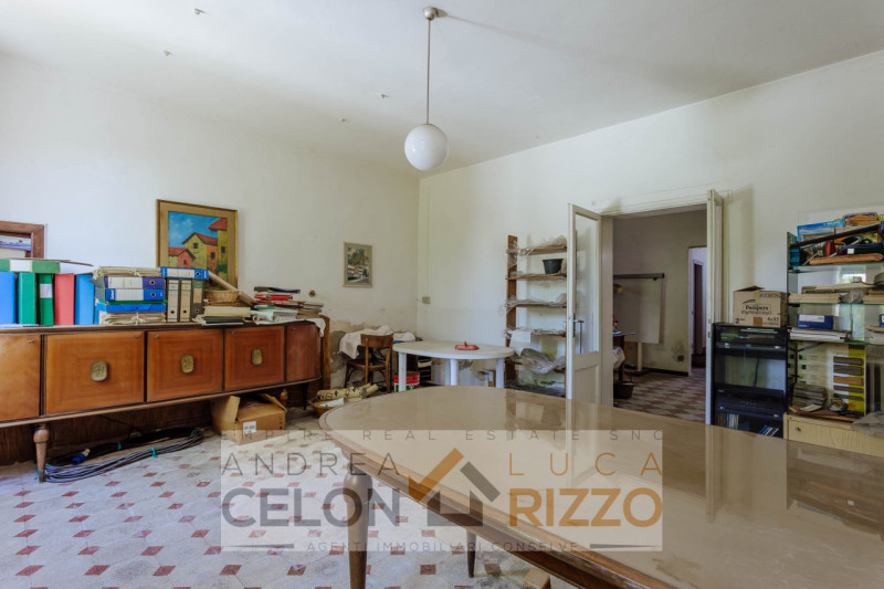 Nel cuore di Bovolenta, proponiamo in vendita un affascinante palazzo risalente al 1800, una solu...