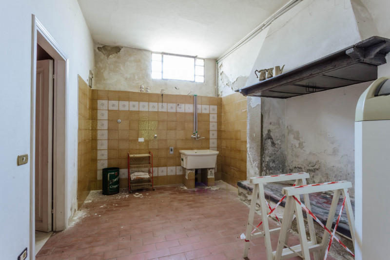 Nel cuore di Bovolenta, proponiamo in vendita un affascinante palazzo risalente al 1800, una solu...