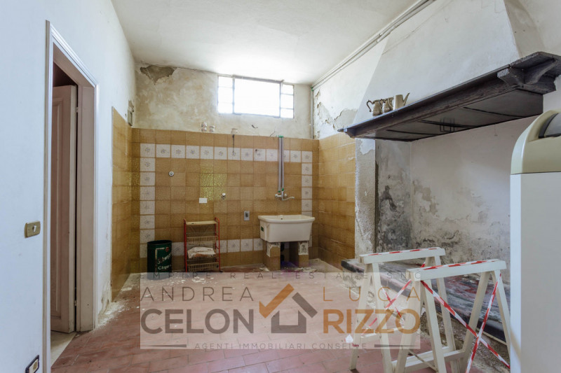 Nel cuore di Bovolenta, proponiamo in vendita un affascinante palazzo risalente al 1800, una solu...