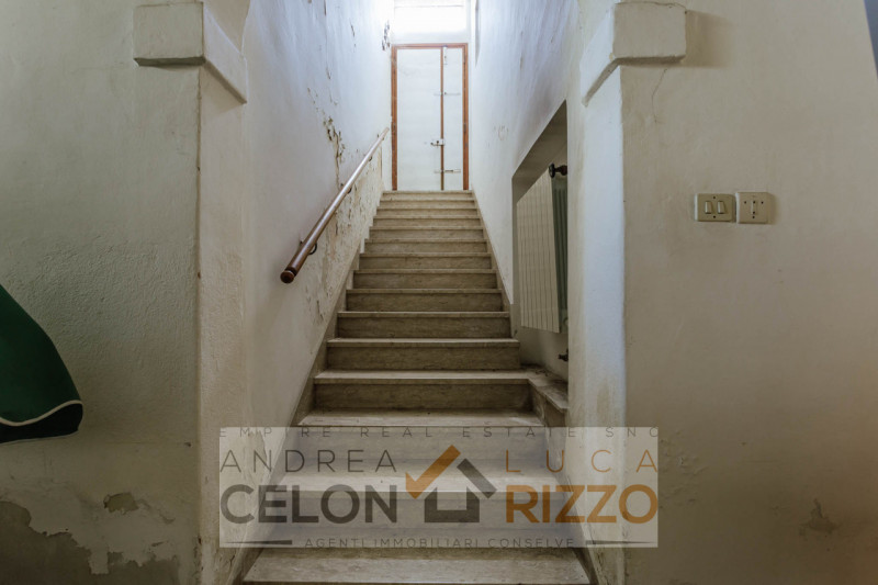 Nel cuore di Bovolenta, proponiamo in vendita un affascinante palazzo risalente al 1800, una solu...