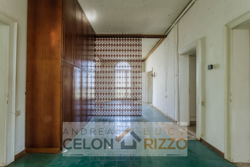 Nel cuore di Bovolenta, proponiamo in vendita un affascinante palazzo risalente al 1800, una solu...