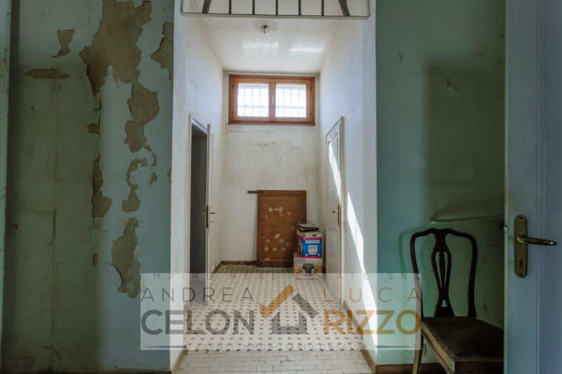 Nel cuore di Bovolenta, proponiamo in vendita un affascinante palazzo risalente al 1800, una solu...