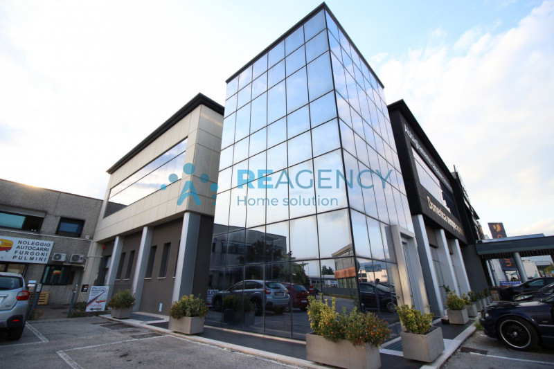 Uffici in affitto – Thiene (VI)

Stai cercando un ufficio direzionale personalizzabile su misura ...