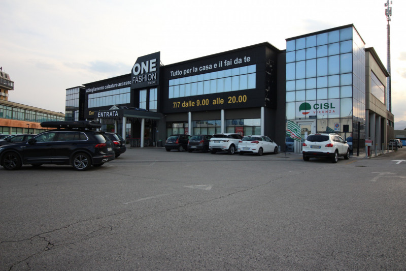 Uffici in affitto – Thiene (VI)

Proponiamo in locazione spazi direzionali attualmente al grezzo,...