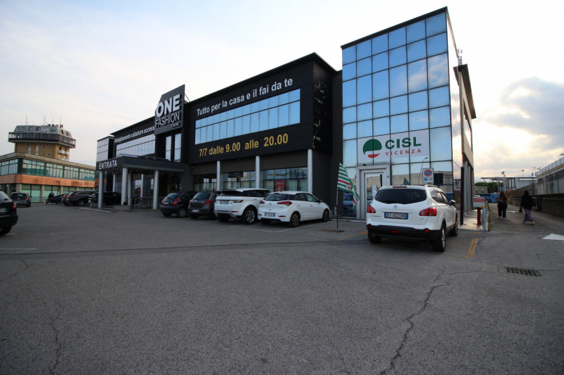 Uffici in affitto – Thiene (VI)

Proponiamo in locazione spazi direzionali attualmente al grezzo,...