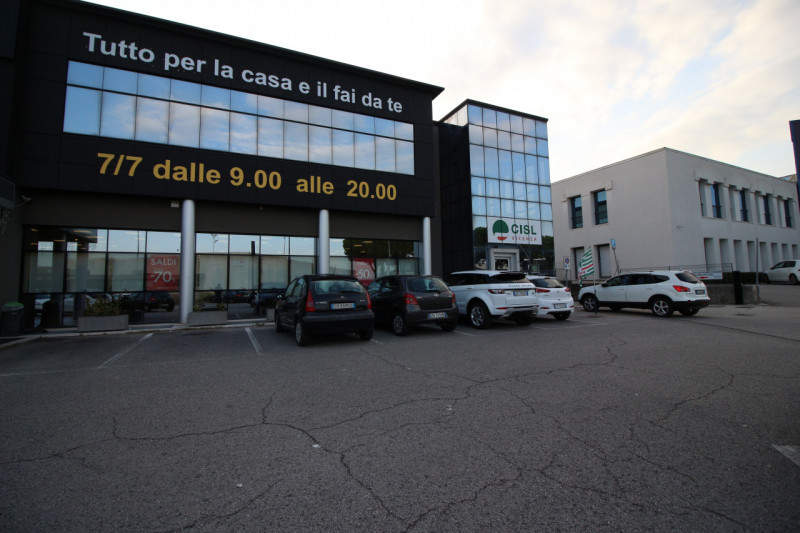 Uffici in affitto – Thiene (VI)

Proponiamo in locazione spazi direzionali attualmente al grezzo,...