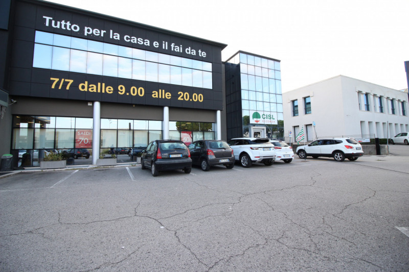 Uffici in affitto – Thiene (VI)

Proponiamo in locazione spazi direzionali attualmente al grezzo,...