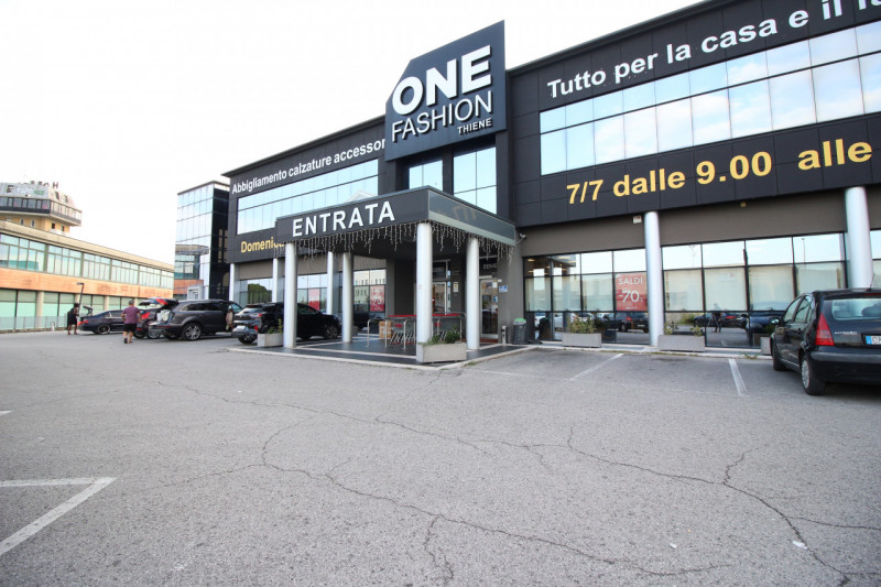 Uffici in affitto – Thiene (VI)

Proponiamo in locazione spazi direzionali attualmente al grezzo,...