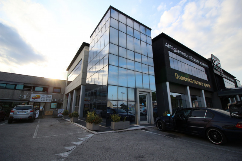 Uffici in affitto – Thiene (VI)

Proponiamo in locazione spazi direzionali attualmente al grezzo,...