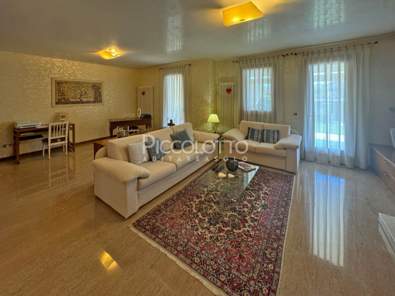 Rif. V5304 - Villa bifamiliare in vendita situata a Fonte, in zona tranquilla vicina ai servizi.
...