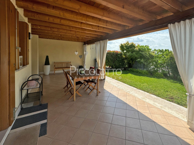 Rif. V5304 - Villa bifamiliare in vendita situata a Fonte, in zona tranquilla vicina ai servizi.
...