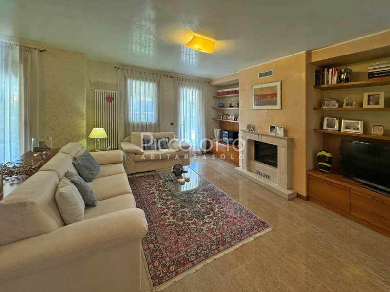 Rif. V5304 - Villa bifamiliare in vendita situata a Fonte, in zona tranquilla vicina ai servizi.
...