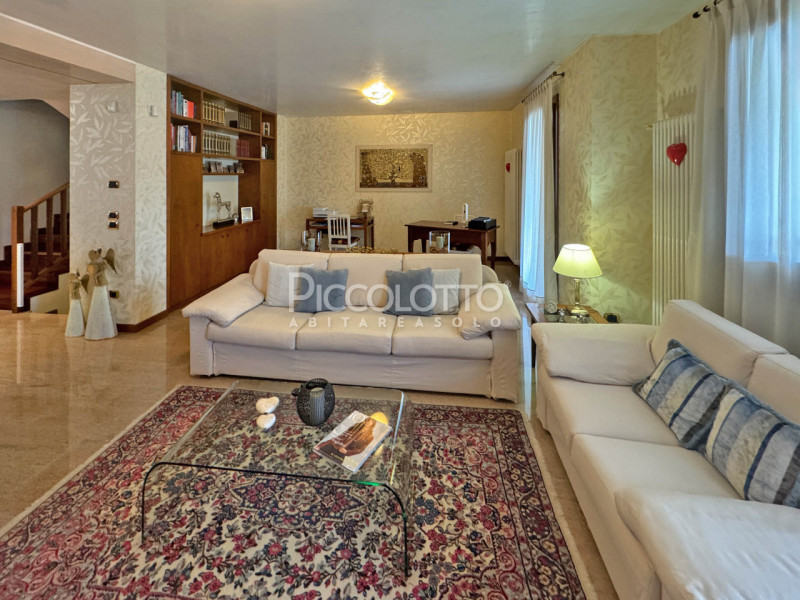 Rif. V5304 - Villa bifamiliare in vendita situata a Fonte, in zona tranquilla vicina ai servizi.
...