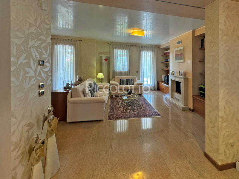 Rif. V5304 - Villa bifamiliare in vendita situata a Fonte, in zona tranquilla vicina ai servizi.
...