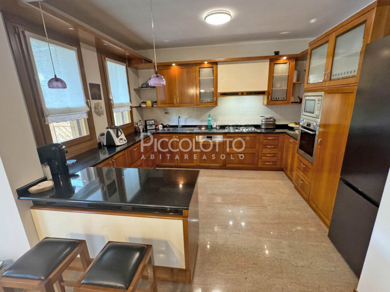 Rif. V5304 - Villa bifamiliare in vendita situata a Fonte, in zona tranquilla vicina ai servizi.
...