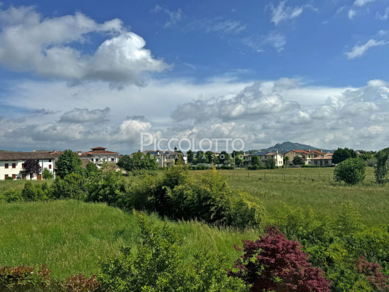 Rif. V5304 - Villa bifamiliare in vendita situata a Fonte, in zona tranquilla vicina ai servizi.
...