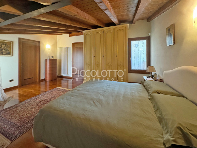 Rif. V5304 - Villa bifamiliare in vendita situata a Fonte, in zona tranquilla vicina ai servizi.
...