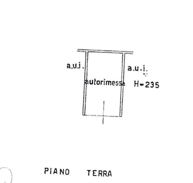 In posizione strategica, a pochi minuti dal centro città, proponiamo in vendita un garage singolo...