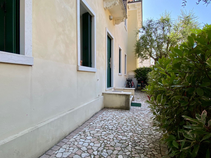 Zona interna Piazzale Tiro a Segno, a pochi minuti a piedi da Porta Santa Croce e dal centro stor...