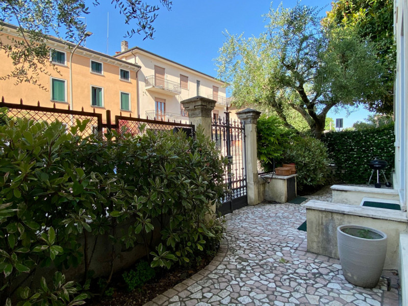 Zona interna Piazzale Tiro a Segno, a pochi minuti a piedi da Porta Santa Croce e dal centro stor...