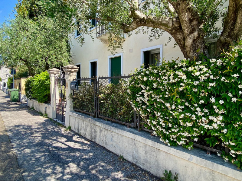 Zona interna Piazzale Tiro a Segno, a pochi minuti a piedi da Porta Santa Croce e dal centro stor...