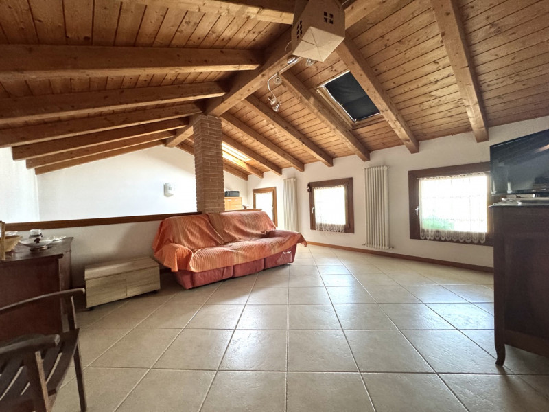 CASA AFFIANCATA RISTRUTTURATA DI TESTA

Trattative riservate Immobiliare Unica Colceresa via Marc...