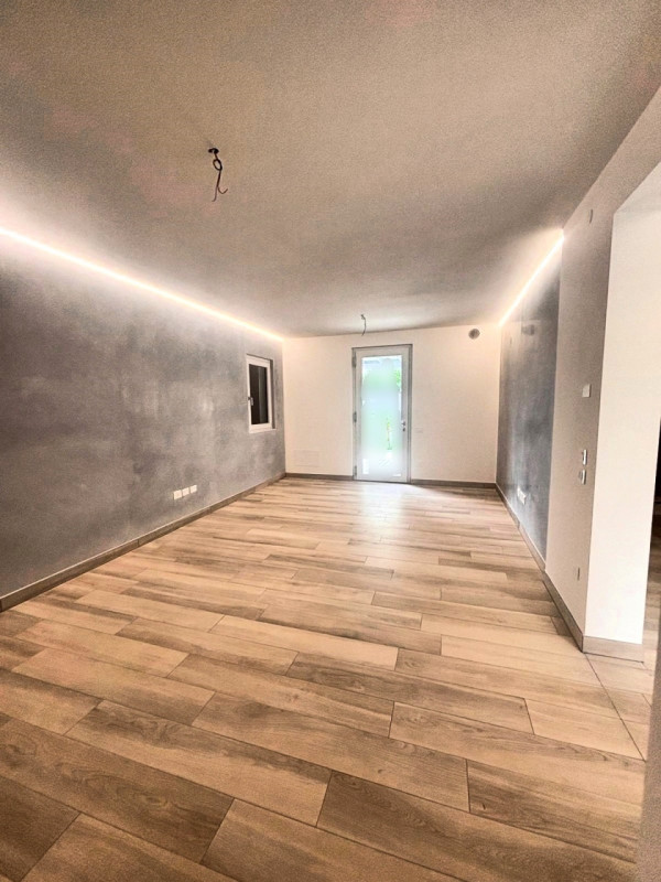 Viene locato sia a privati che ad aziende.
Scopri questa splendida porzione di bifamiliare situat...