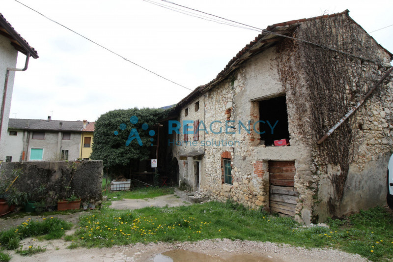 A pochi passi dal centro di Cogollo, vendesi abitazione da ristrutturare completamente su 3 livel...