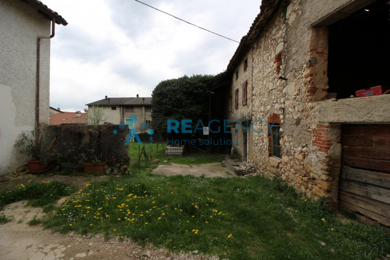 A pochi passi dal centro di Cogollo, vendesi abitazione da ristrutturare completamente su 3 livel...