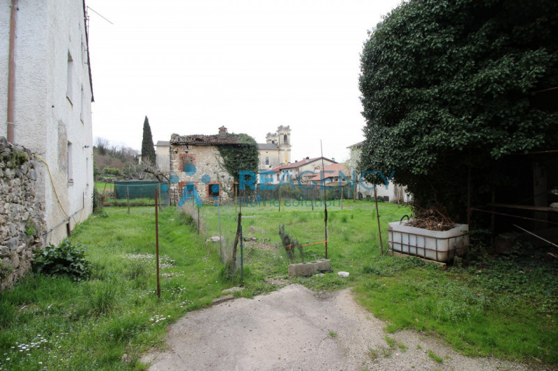 A pochi passi dal centro di Cogollo, vendesi abitazione da ristrutturare completamente su 3 livel...