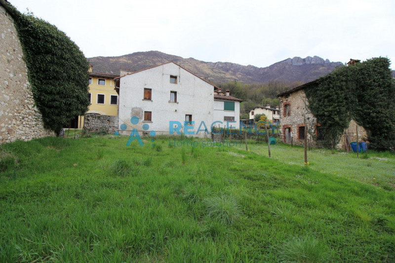 A pochi passi dal centro di Cogollo, vendesi abitazione da ristrutturare completamente su 3 livel...