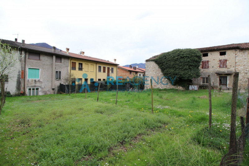 A pochi passi dal centro di Cogollo, vendesi abitazione da ristrutturare completamente su 3 livel...