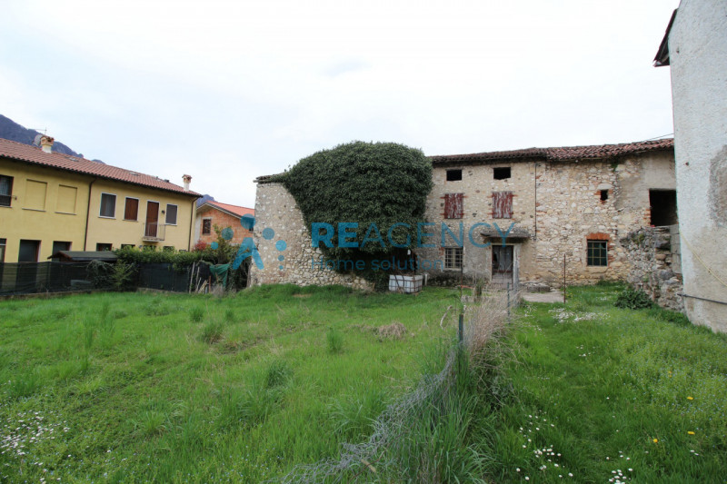 A pochi passi dal centro di Cogollo, vendesi abitazione da ristrutturare completamente su 3 livel...