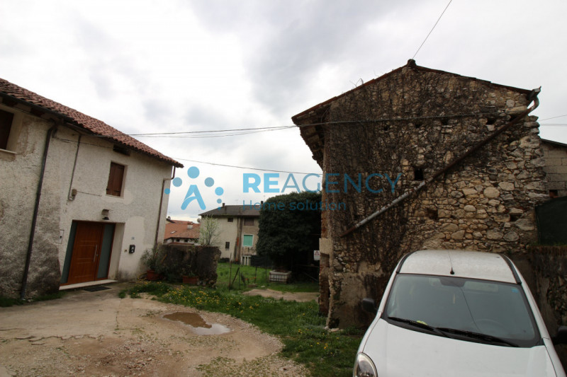 A pochi passi dal centro di Cogollo, vendesi abitazione da ristrutturare completamente su 3 livel...