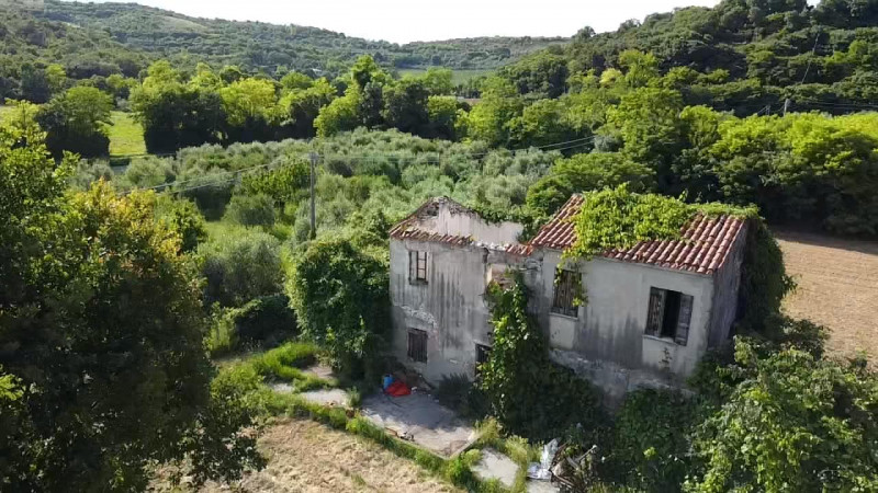 Vendesi casa singola da ristrutturare con giardino ad Arquà Petrarca, perla dei colli Euganei ed ...