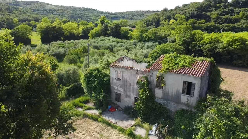 Vendesi casa singola da ristrutturare con giardino ad Arquà Petrarca, perla dei colli Euganei ed ...