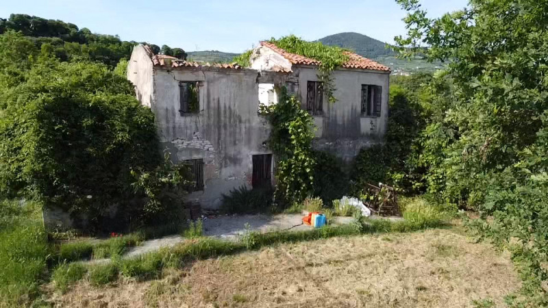 Vendesi casa singola da ristrutturare con giardino ad Arquà Petrarca, perla dei colli Euganei ed ...